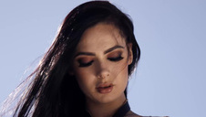 ściska jej piersi podczas ruchania