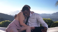 słodka okularnica trzepie długiego penisa