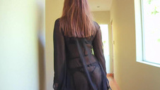 szczupła brunetka ujeżdża jego sztywną pałkę