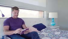 seks na kanapie z gorącą gwiazdą