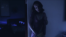 przystojniak lubi jej mały biust