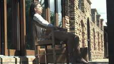 opalona i seksowna kocica zarzuca boską dupą