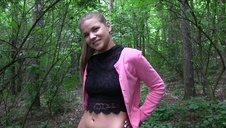 brunetka w zielonej sukience jest nieźle pukana