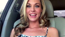 bogacz bawi się z niunią