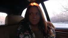 cudna brunetka leży na brzuszku i liże mu fiuta