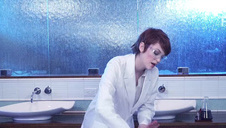 samotna blondynka wypina tyłeczek