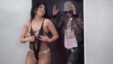 seksowna allana w piżamce