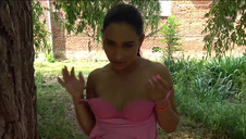 we dwie dziury na kanapie