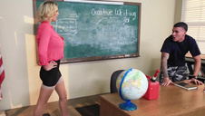 seksi świnka z wygoloną kuciapką ujeżdża jego gałgana