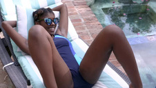 laseczka świeci cyckami przed kompem