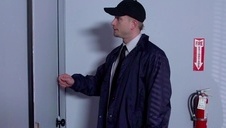 cycata azjatka wypina się w łazience