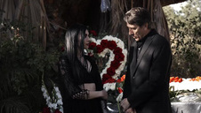 seks na małej kanapie z brunetką