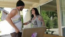 laska w czarnym staniczku ujeżdża partnera