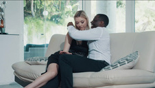 klarai tess zabawiają się na łóżku