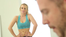 rozłożyła swe małe nóżki i sobie dogodziła