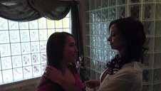 kręcone włosy i głośny krzyk