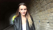 spuszcza się brunetce w cipce