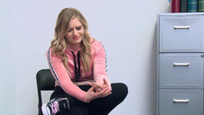 seksik z małą brunetką na masce auta