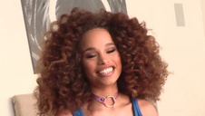 ogier lubi jej wielkie cyce i ogoloną napaloną pipkę