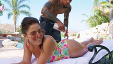 wypina się a on ją bzyka na stojaka