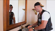 super laska siada na długim kutasie