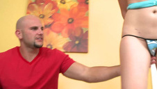 kolo zpina ładną rudą i brunetkę