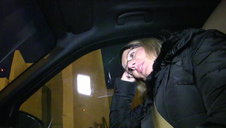 spuszczają się seksownej blondyneczce na twarz