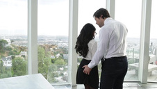 dymanie słodkich laseczek na schodach