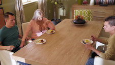 roztańczone rozbawione młode frelki