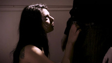 młoda koza zabawia się z dwoma siusiakami