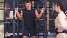 bardzo ładna brunetka pozuje