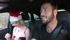 dziunia zdejmuje czerwony staniczek