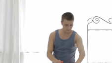 seksowna blondyneczka z dużym dekoltem