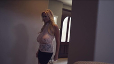 z boską brunetką w toalecie