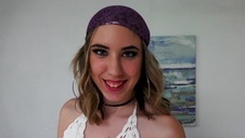 azjatka obrabia dwie sztywne kuśki