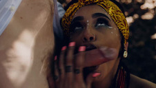 pieści swoja cipkę