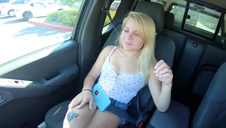 puszysta liże mu tyłek w aucie