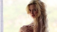 uczennica ze swoim kolegą z klasy szaleją po szkole