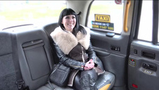 brunetka z pałką w dziobie