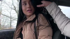 obie uczennice liżą jego pałkę