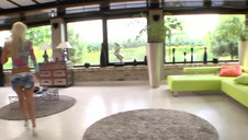 założyła pończochy i wypina się na pieska