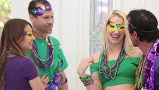 śliczna niunia zabawia zwieracze