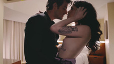 blada amatorka ujeżdża pałkę