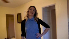 ruda babeczka elegancko oblizuje gumowe dildo