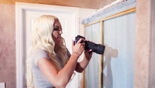 chuda blondi w czerwonej bieliźnie