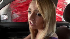 dojrzała blondyneczka dostaje w ogoloną cipkę