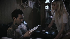 klęcząca młoda dziewczyna ssie lance