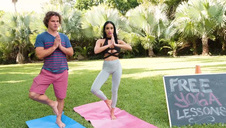 cycata brunetka rozkłada nogi