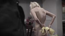 laseczka w fioletowej sukience