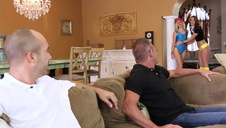 piękna brunetka zrobiła dobrze ojczymowi